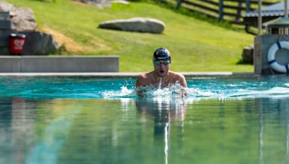 С какой скоростью плывет человек? С какой скоростью плывет человек?